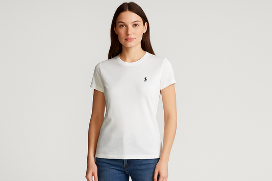 Camiseta blanca mujer con modelo femenino
