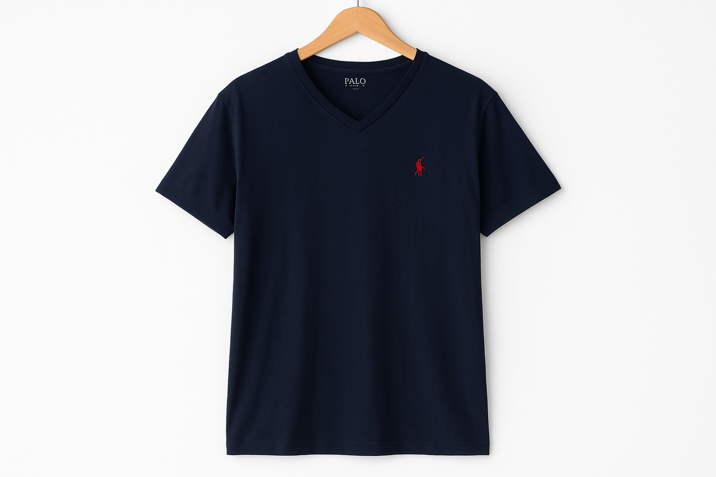 Camiseta colgada en percha