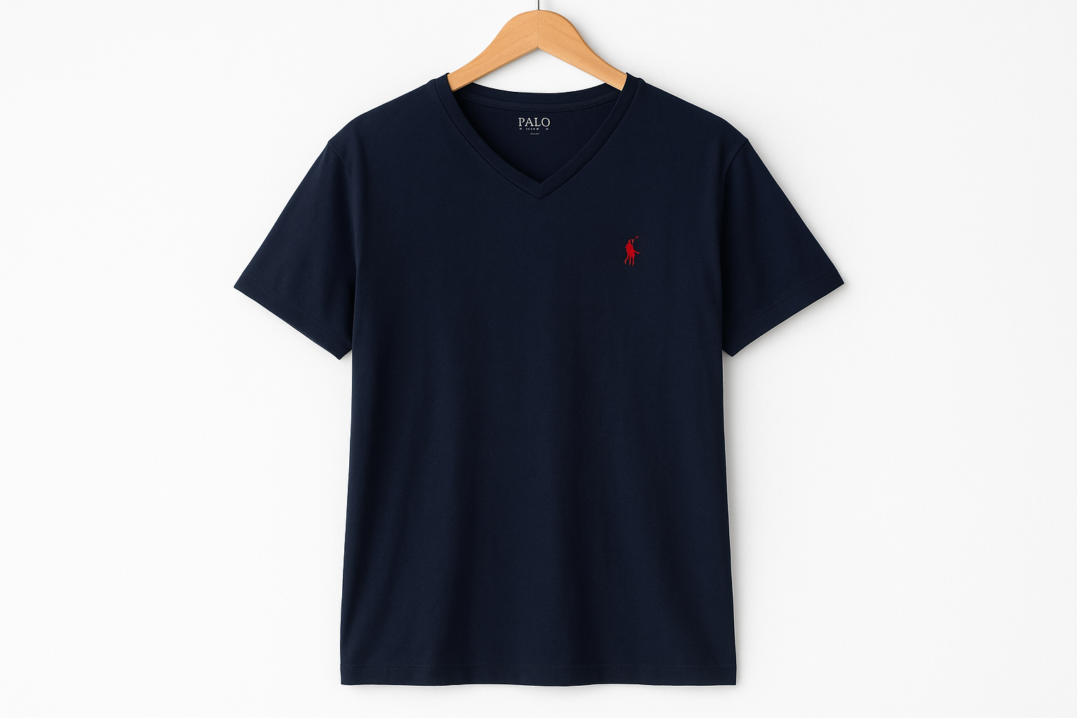 Camiseta colgada en percha