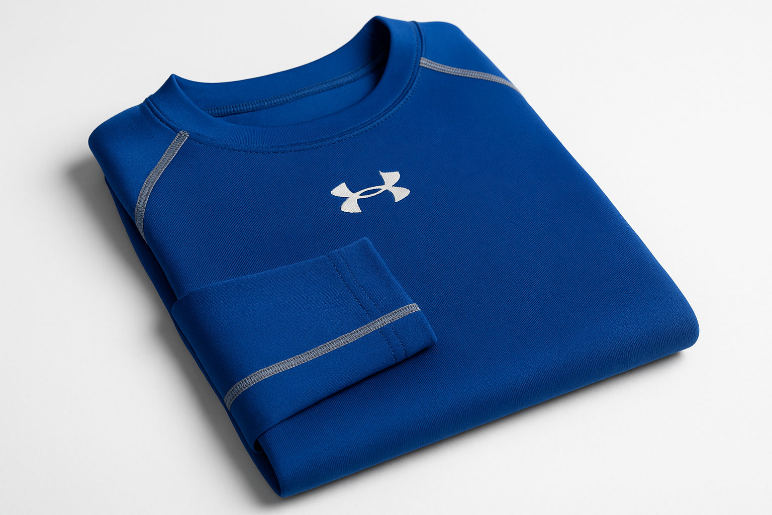 Camiseta deportiva azul doblada vista lateral