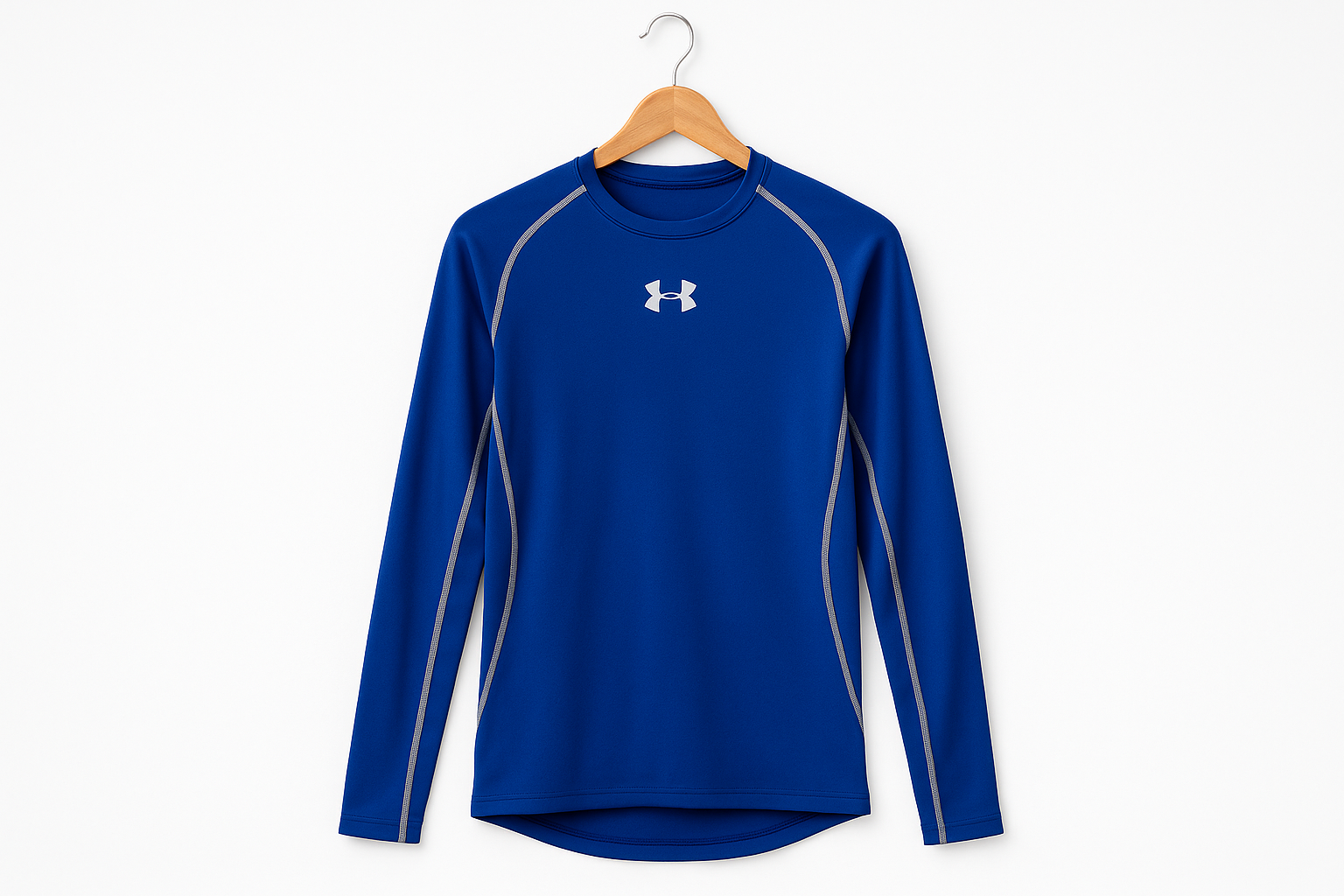 Camiseta deportiva azul en gancho