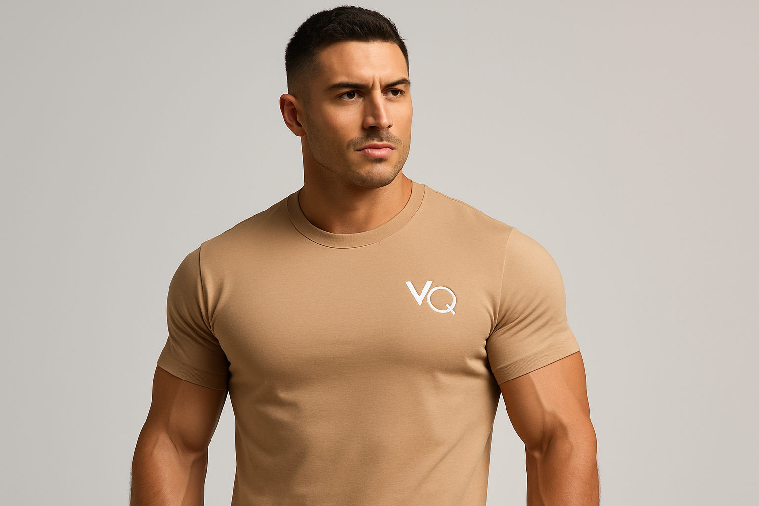 Camiseta deportiva beige con modelo atlético