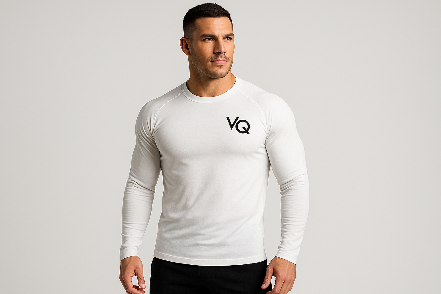 Camiseta deportiva con modelo atlético