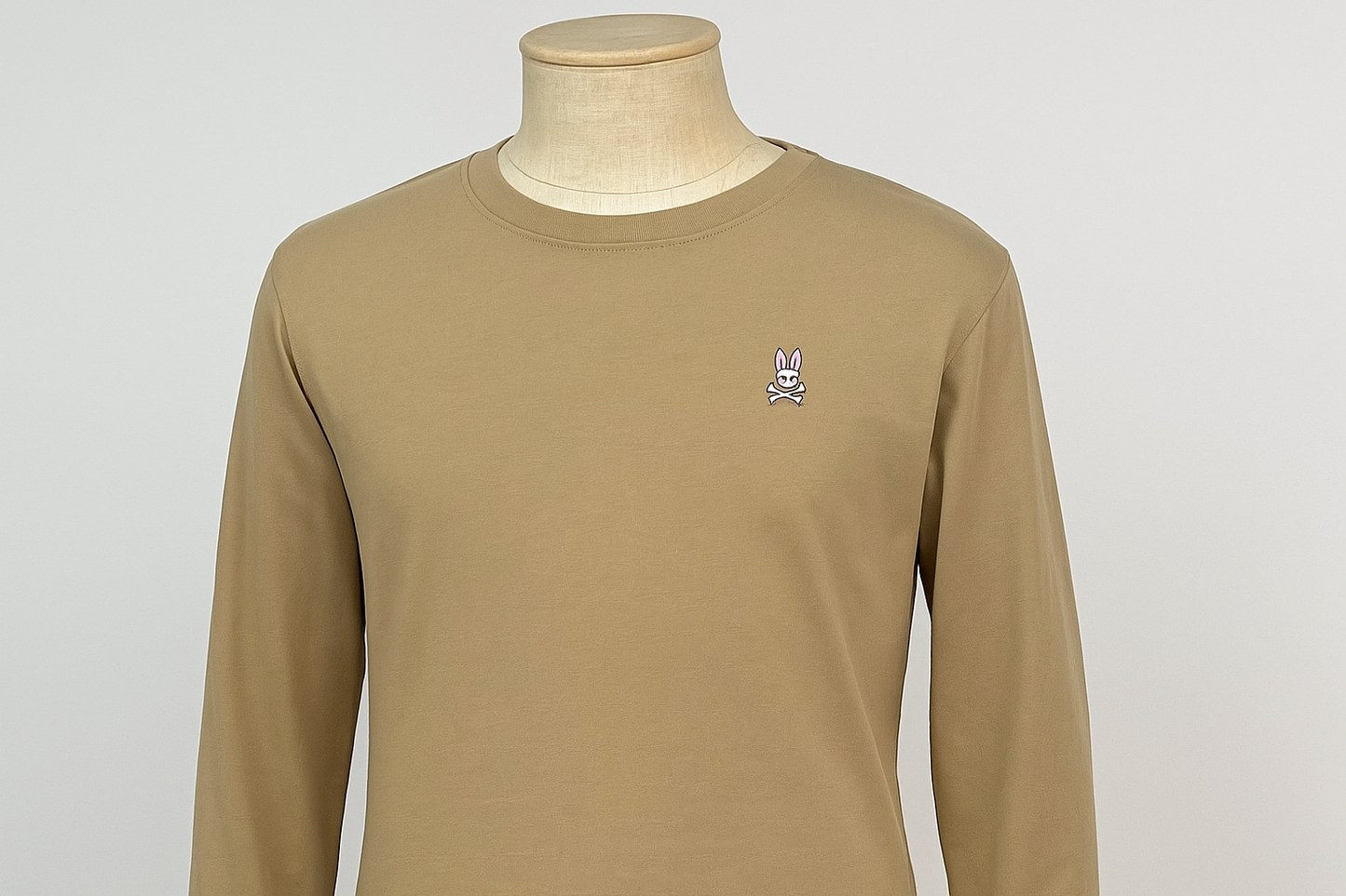 Camiseta Psycho Bunny beige - En maniquí mostrando el ajuste