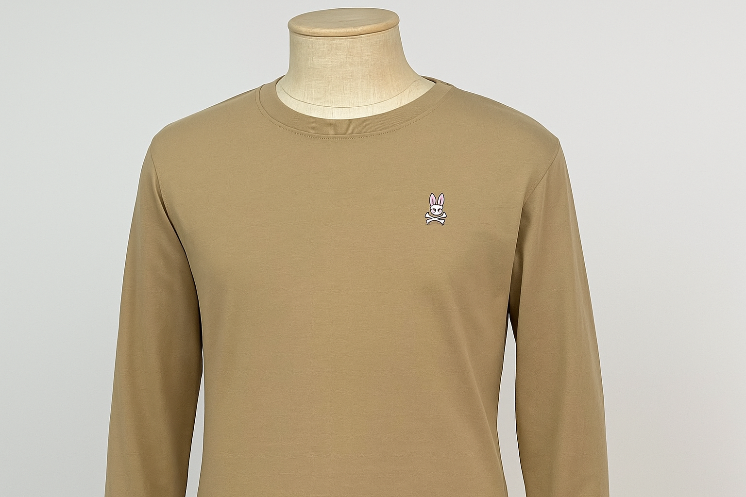 Camiseta Psycho Bunny beige - En maniquí mostrando el ajuste
