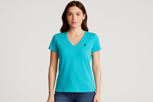 Camiseta turquesa cuello V mujer con modelo femenino