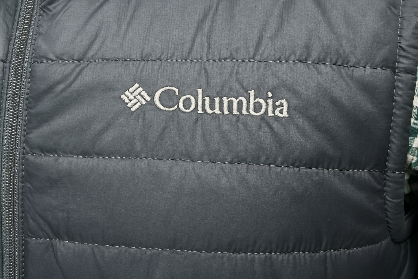 Chaleco Columbia gris - Detalle del logo y construcción
