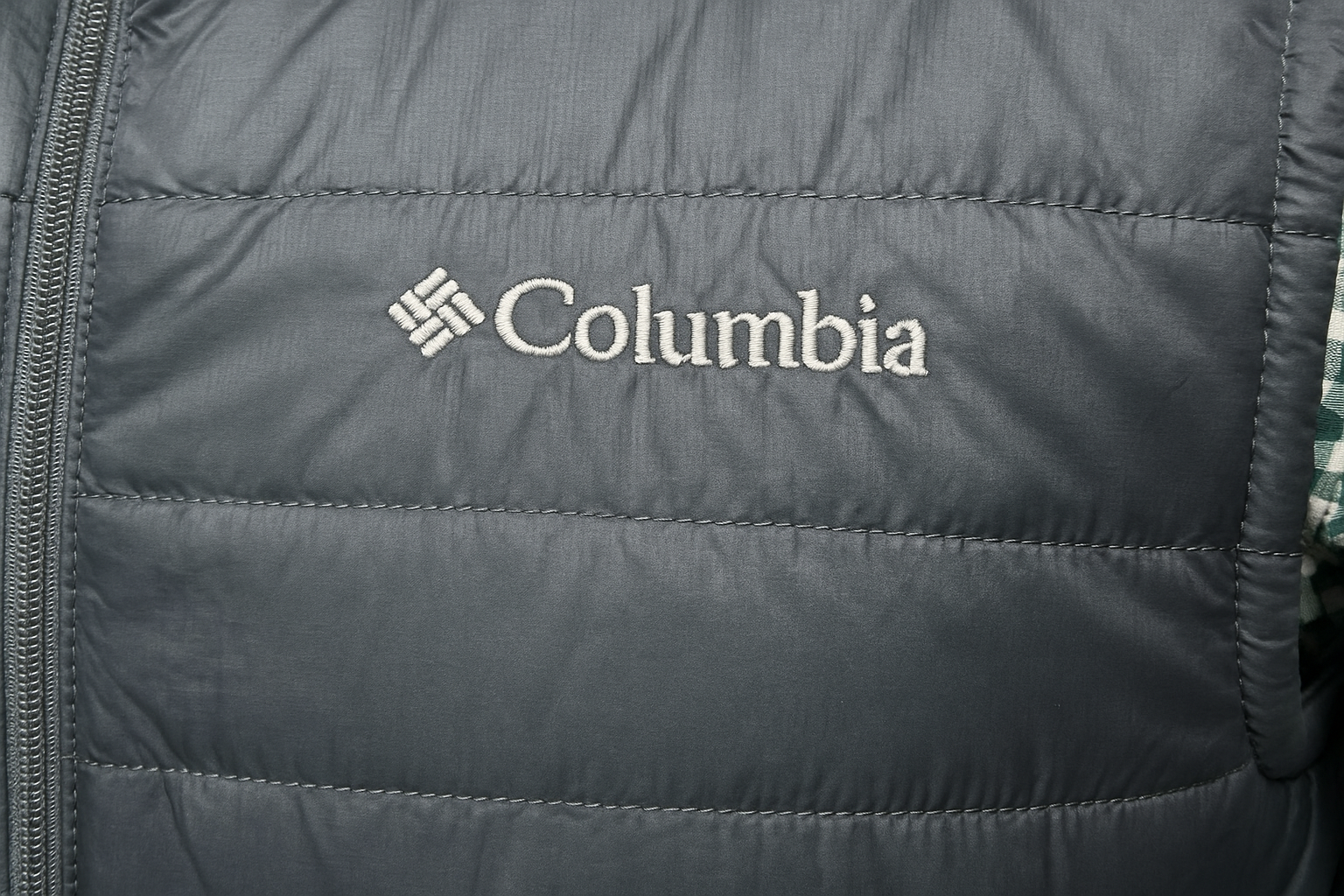 Chaleco Columbia gris - Detalle del logo y construcción