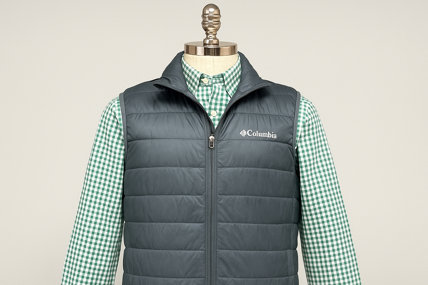 Chaleco Columbia gris - En maniquí mostrando el ajuste