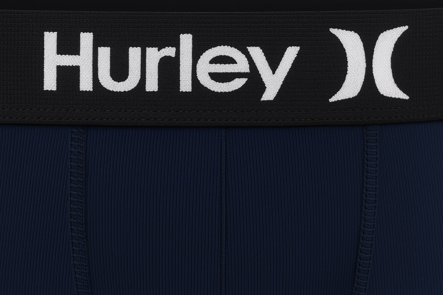 Close-up 1 - Detalle de cintura y marca Hurley