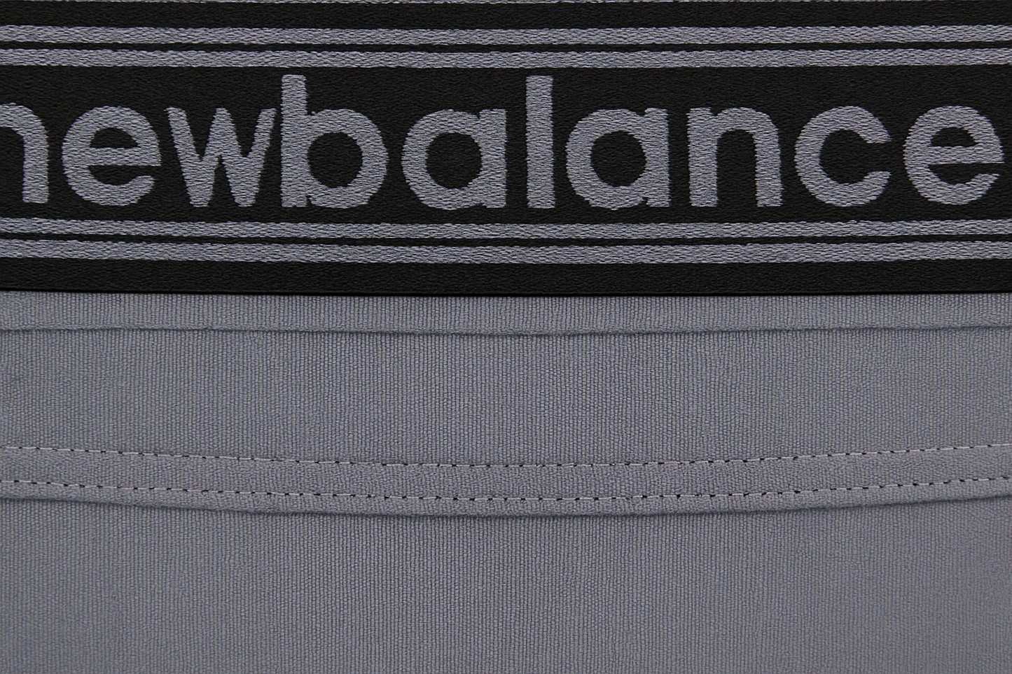 Close-up 1 - Detalle de cintura y marca New Balance