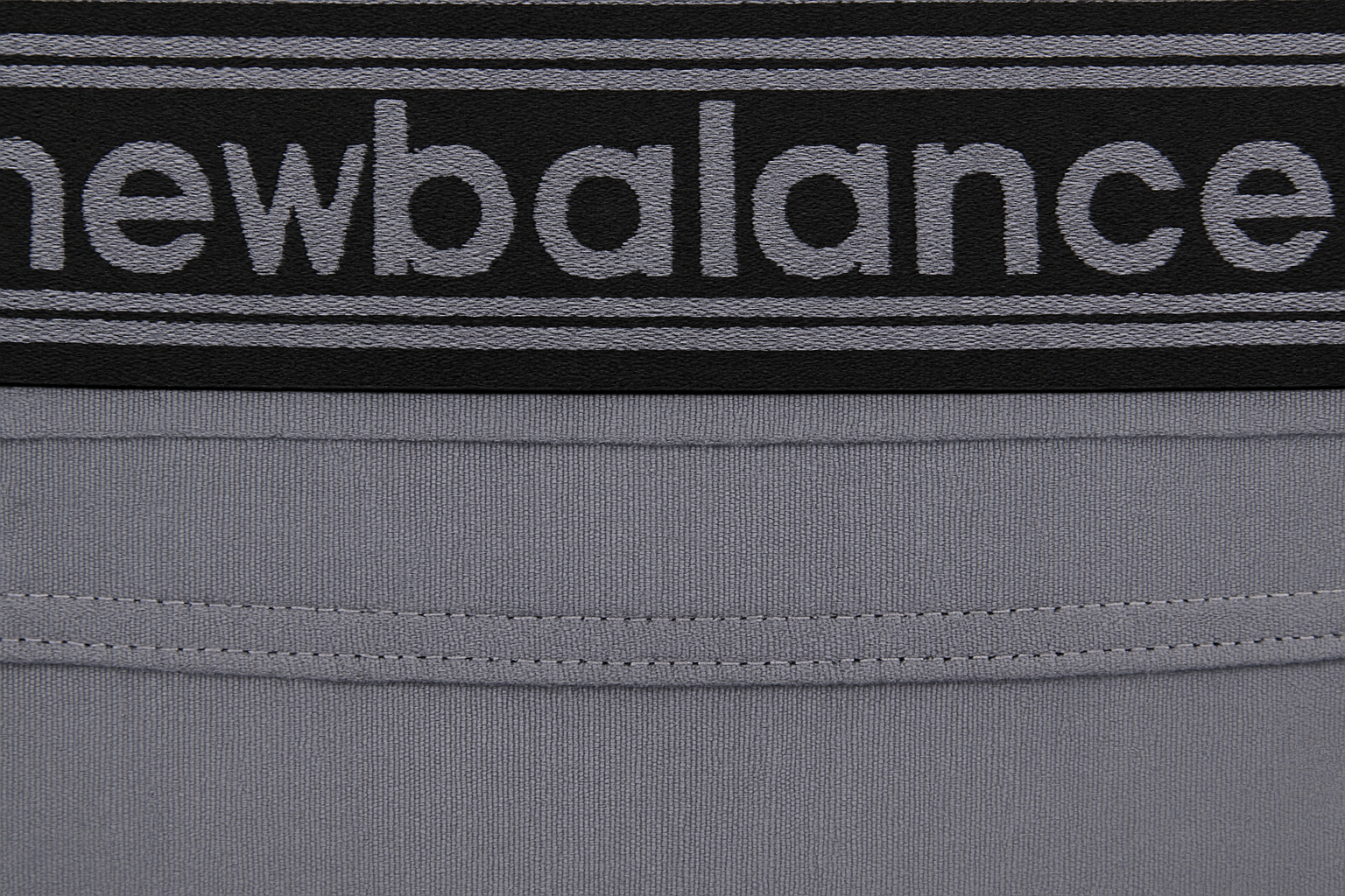 Close-up 1 - Detalle de cintura y marca New Balance