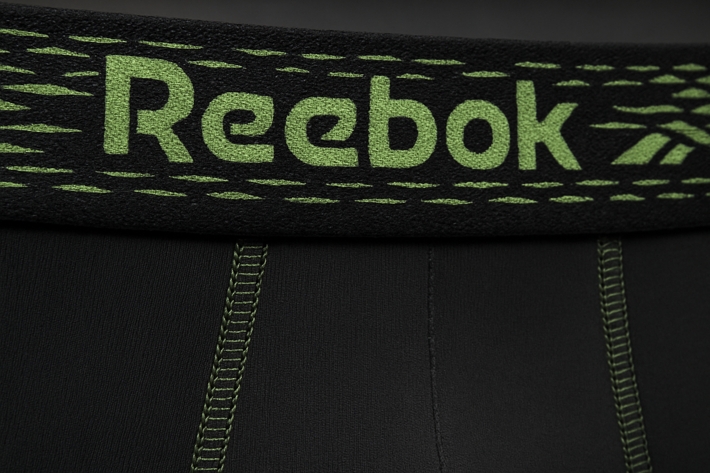 Close-up 1 - Detalle de cintura y marca Reebok