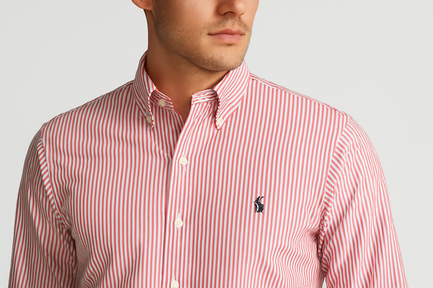 Close-up logo azul navy en modelo