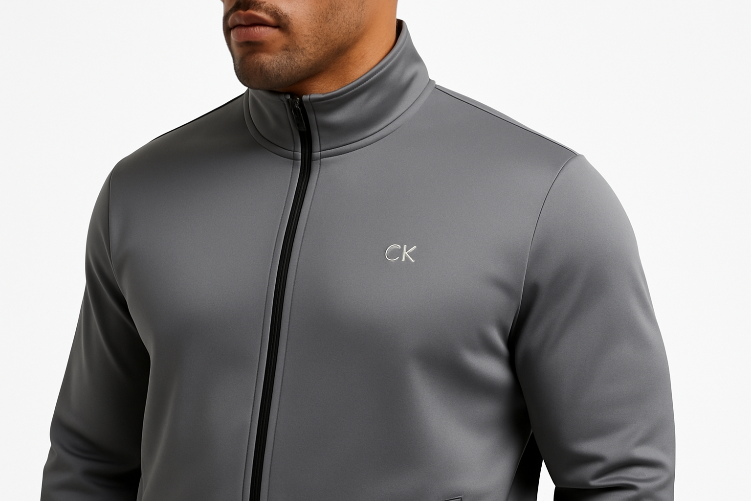 Close-up logo CK modelo atlético