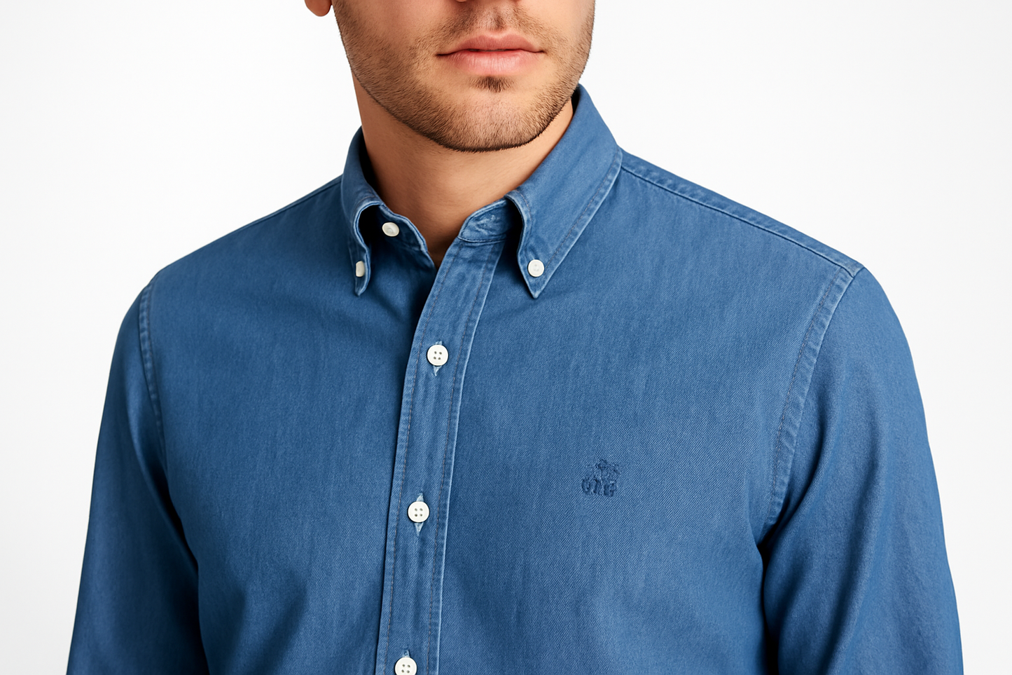 Close-up logo oveja Brooks Brothers pequeño en modelo
