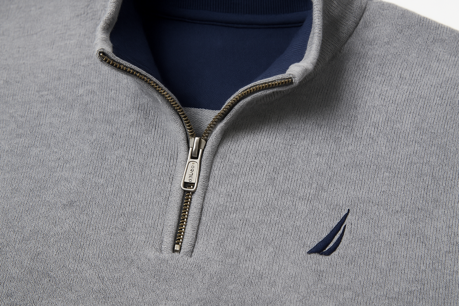 Detalle Cuello con Logo Vela Náutica