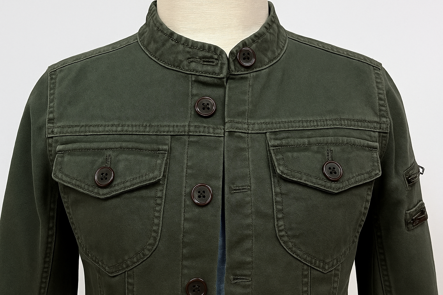 Detalle de bolsillos y botones