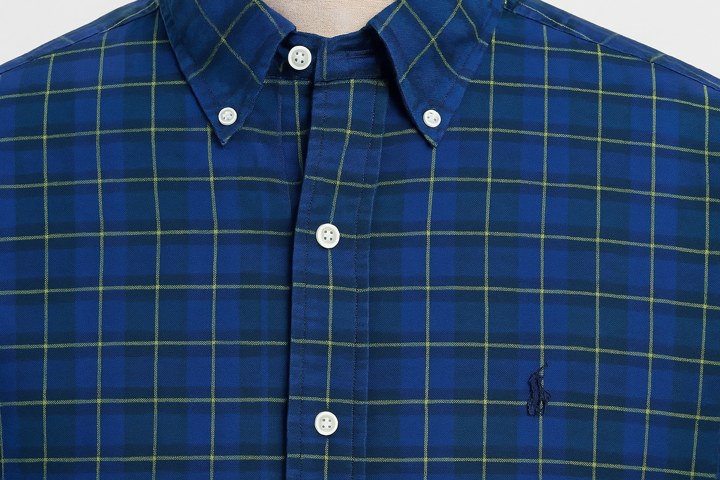 Detalle de botones y cuello