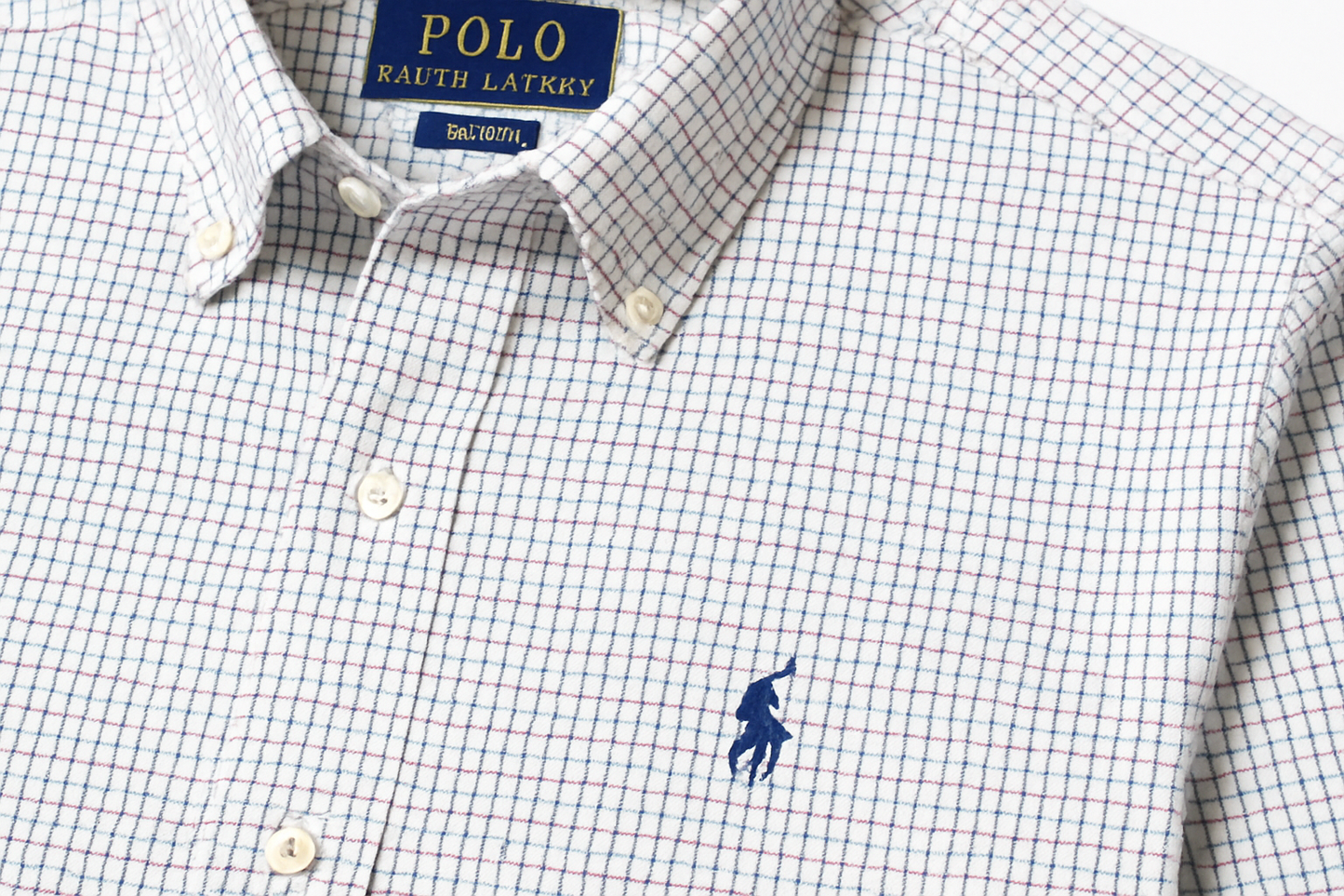 Detalle de cuadros finos y logo navy