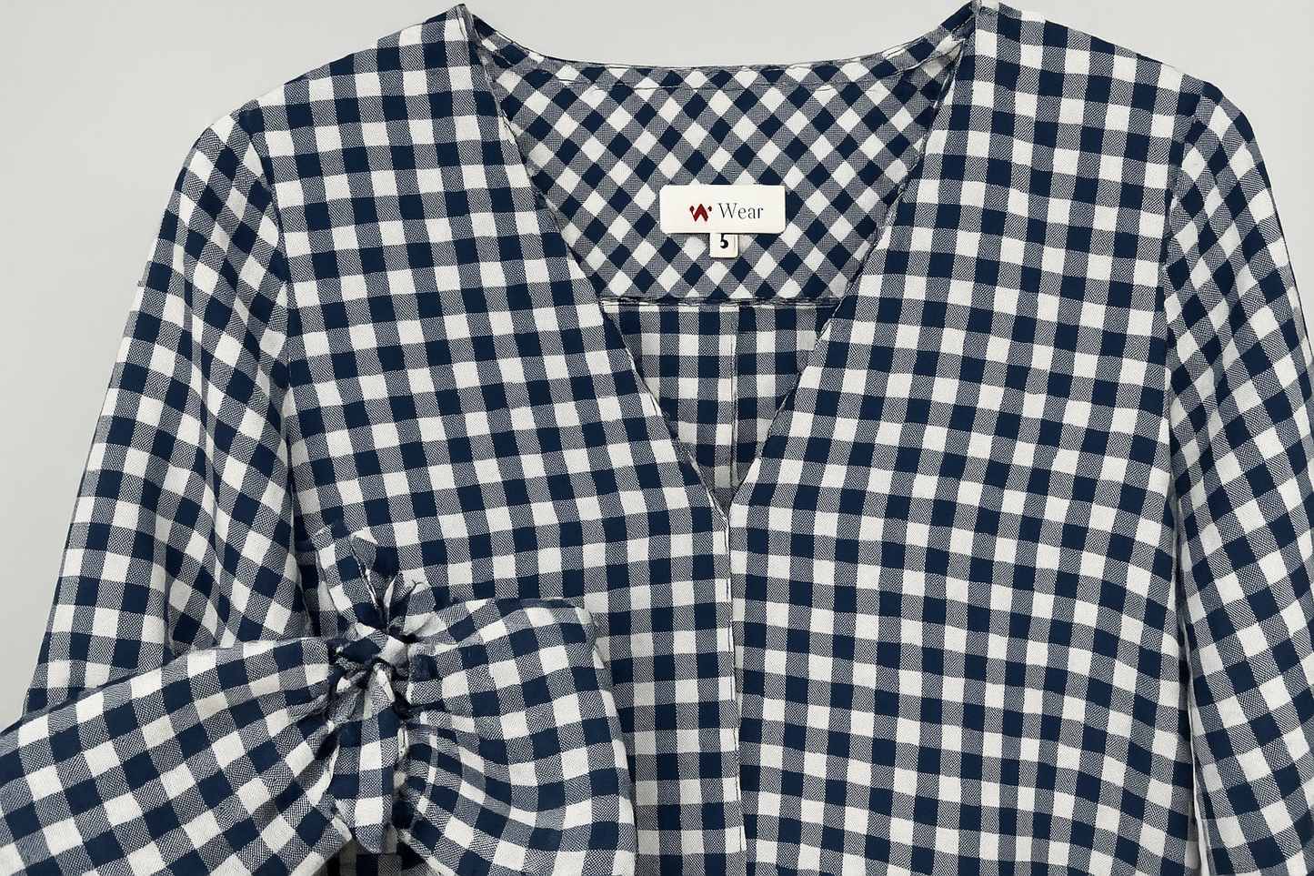 Detalle de mangas con lazos y escote