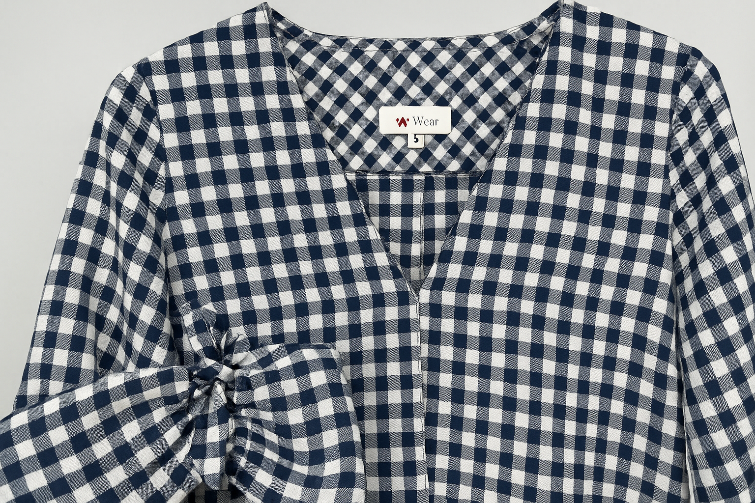 Detalle de mangas con lazos y escote