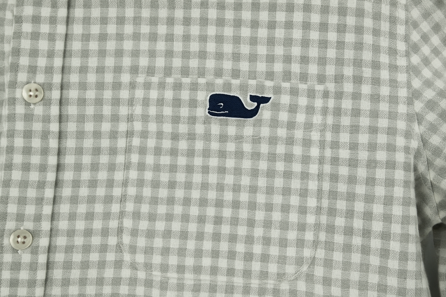 Detalle del bolsillo y logo de ballena