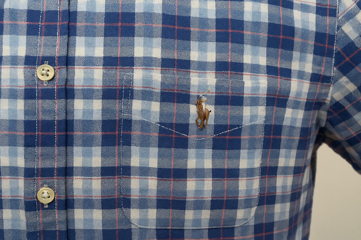 Detalle del bolsillo y logo del polo