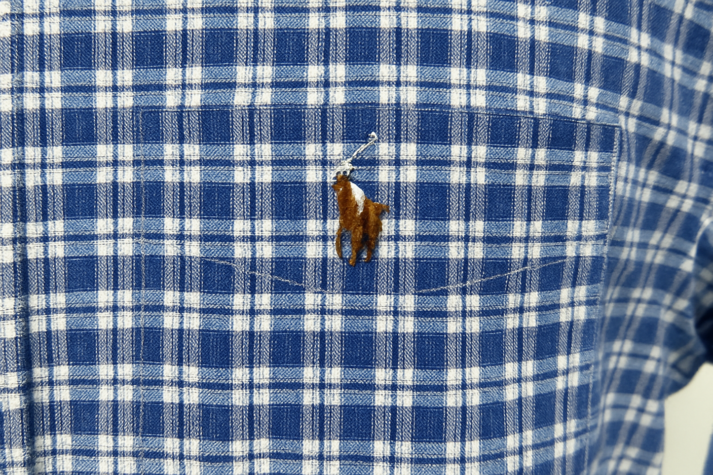 Detalle del bolsillo y logo del polo