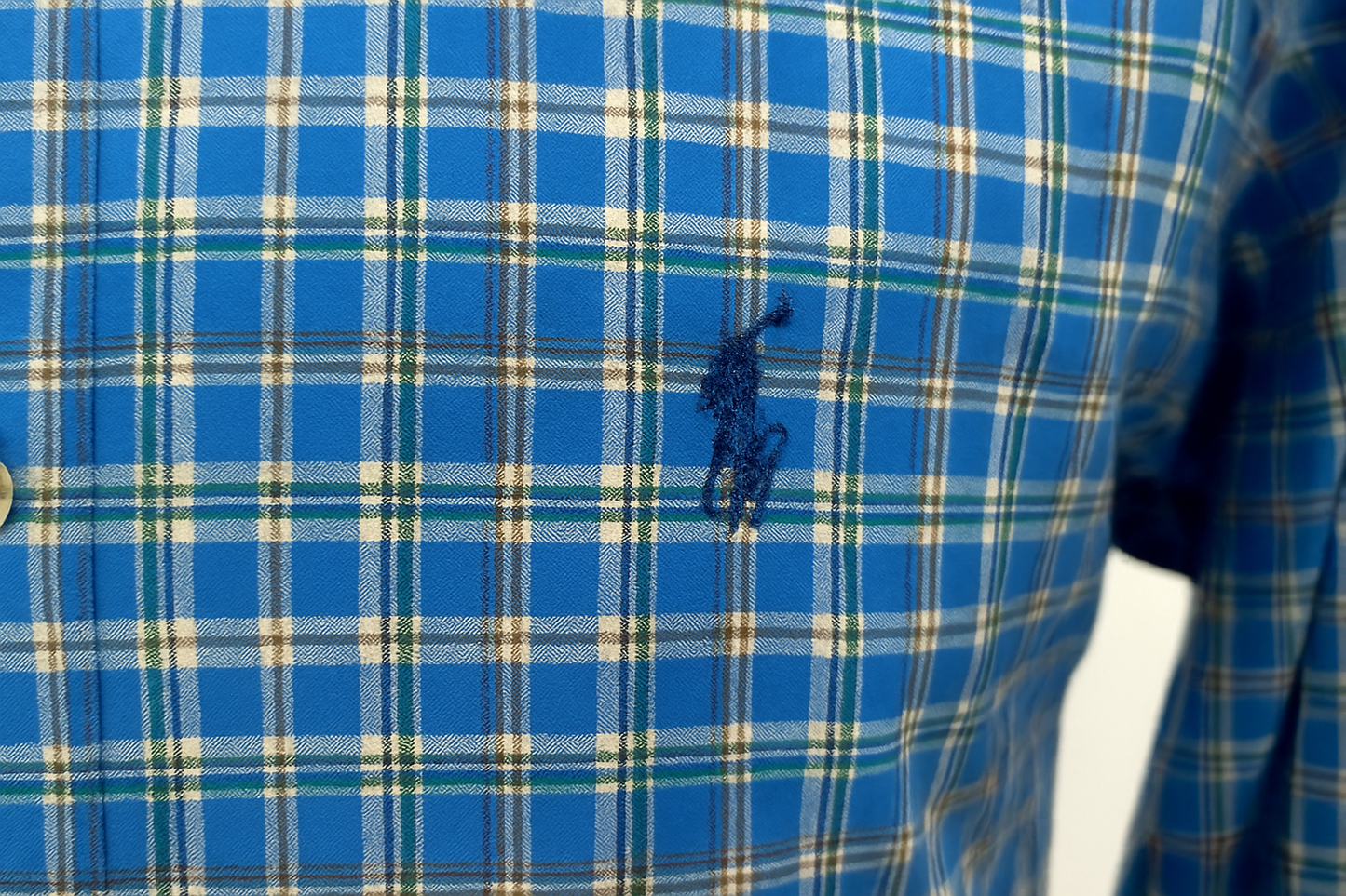 Detalle del bolsillo y logo