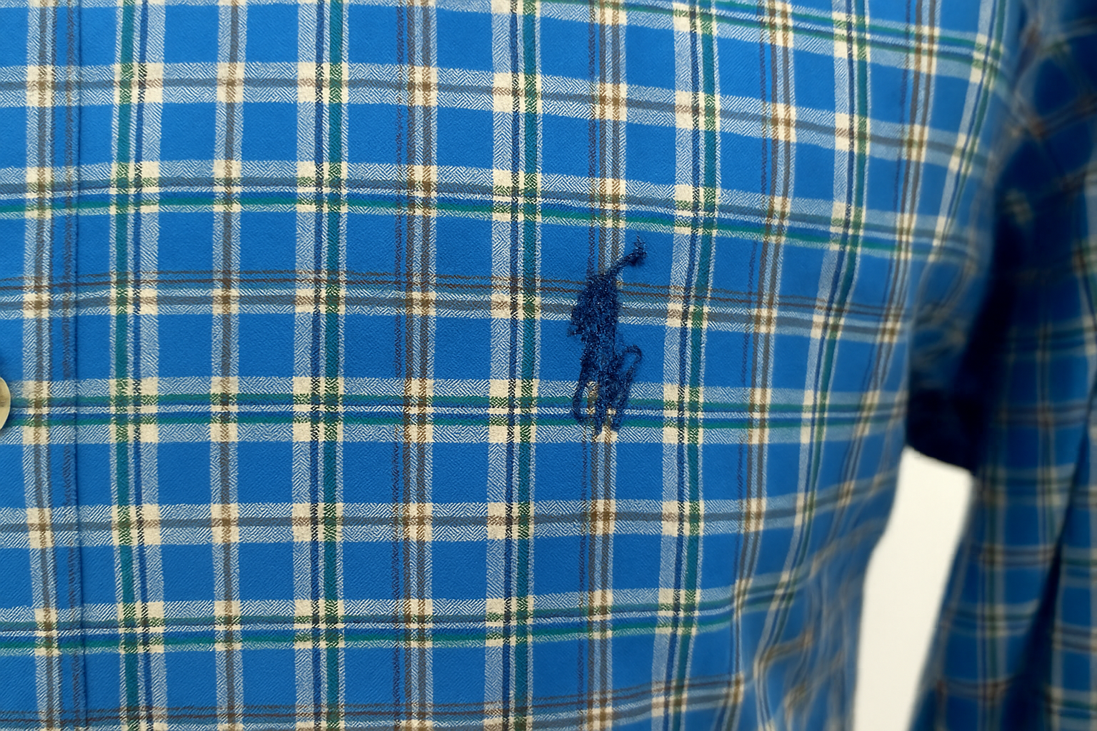 Detalle del bolsillo y logo