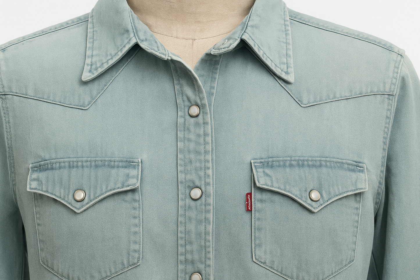 Detalle del cuello, bolsillos y botones