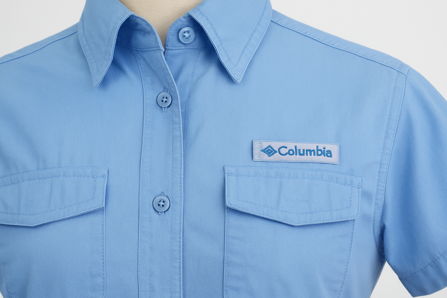Detalle del cuello, bolsillos y logo Columbia