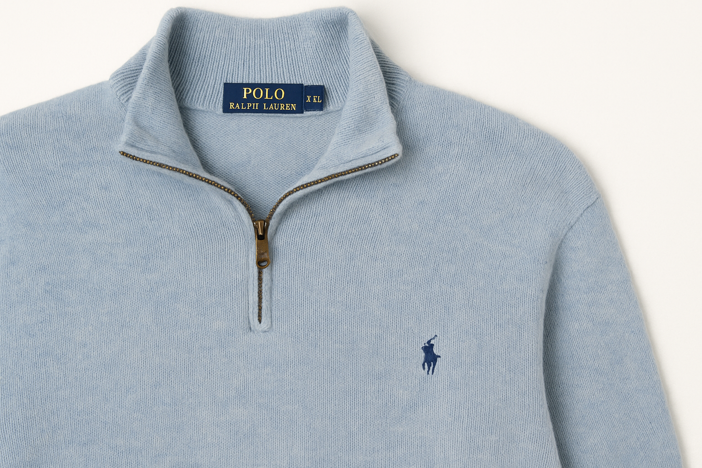 Detalle del cuello de 1/4 zipper y logo del suéter de segunda mano