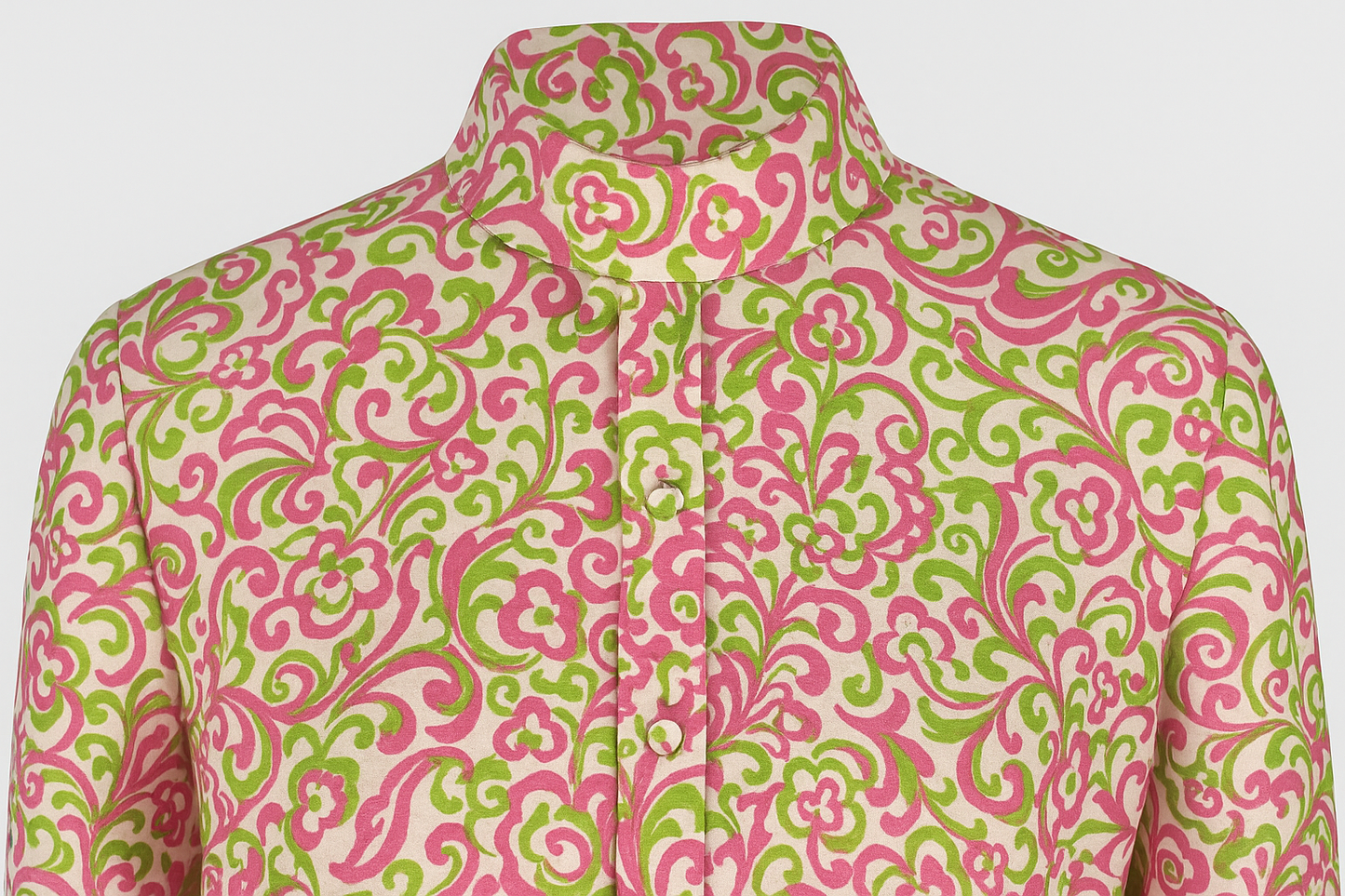 Detalle del cuello mock turtleneck y estampado paisley