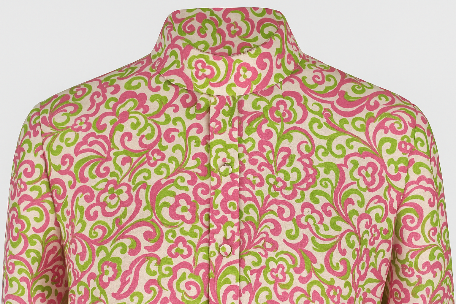 Detalle del cuello mock turtleneck y estampado paisley