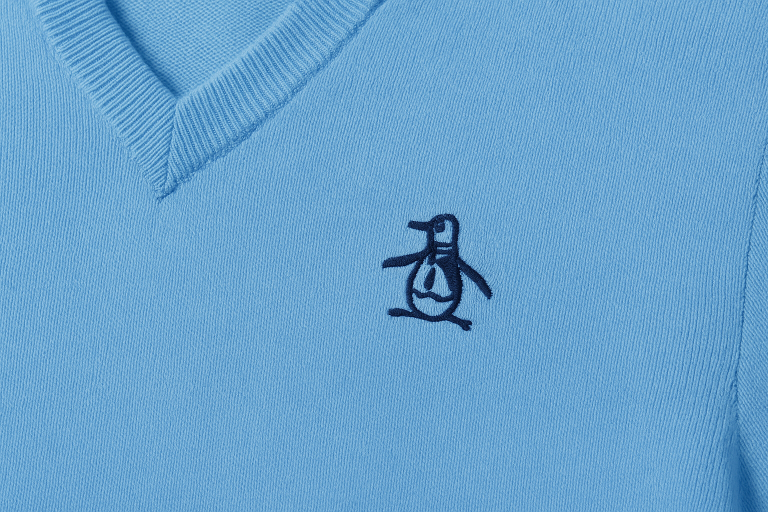 Detalle del Cuello V y Logo