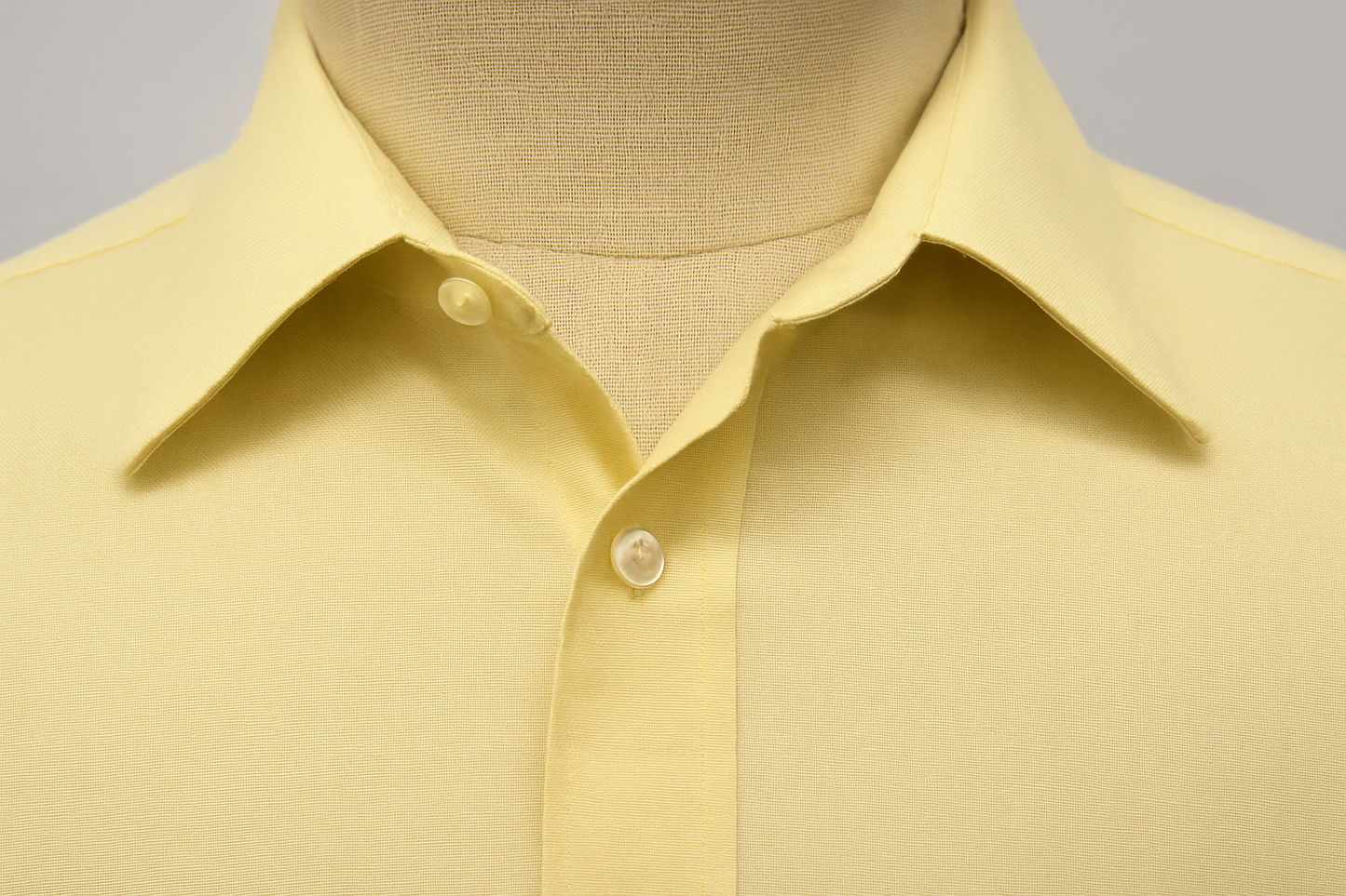 Detalle del cuello y botones