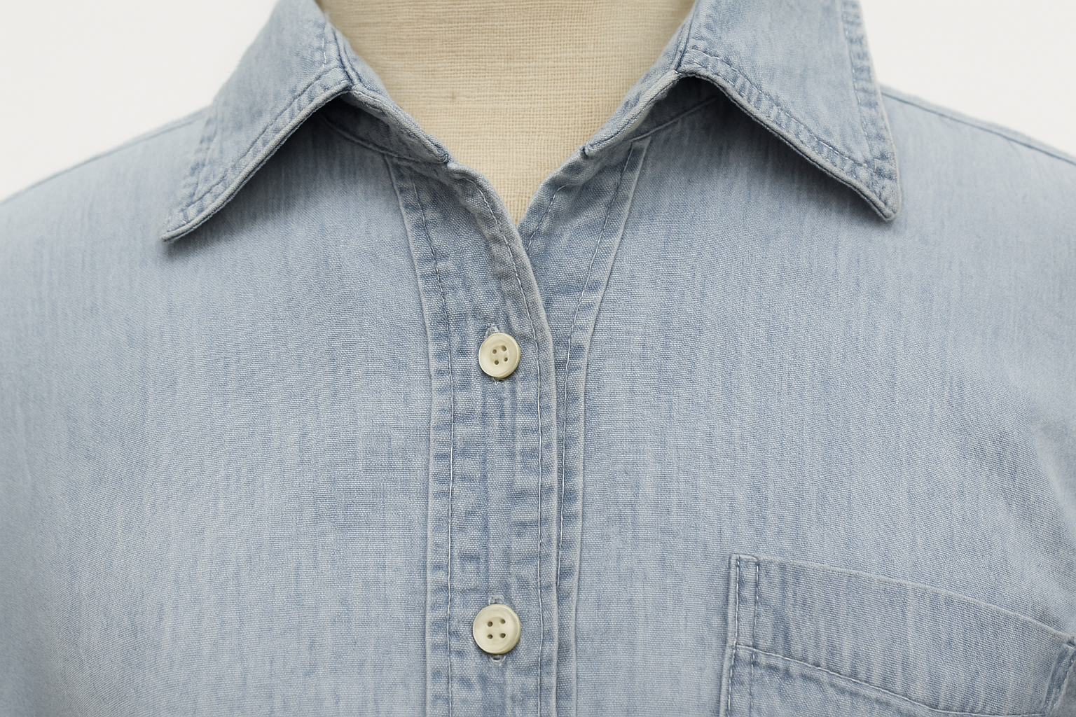 Detalle del cuello y botones