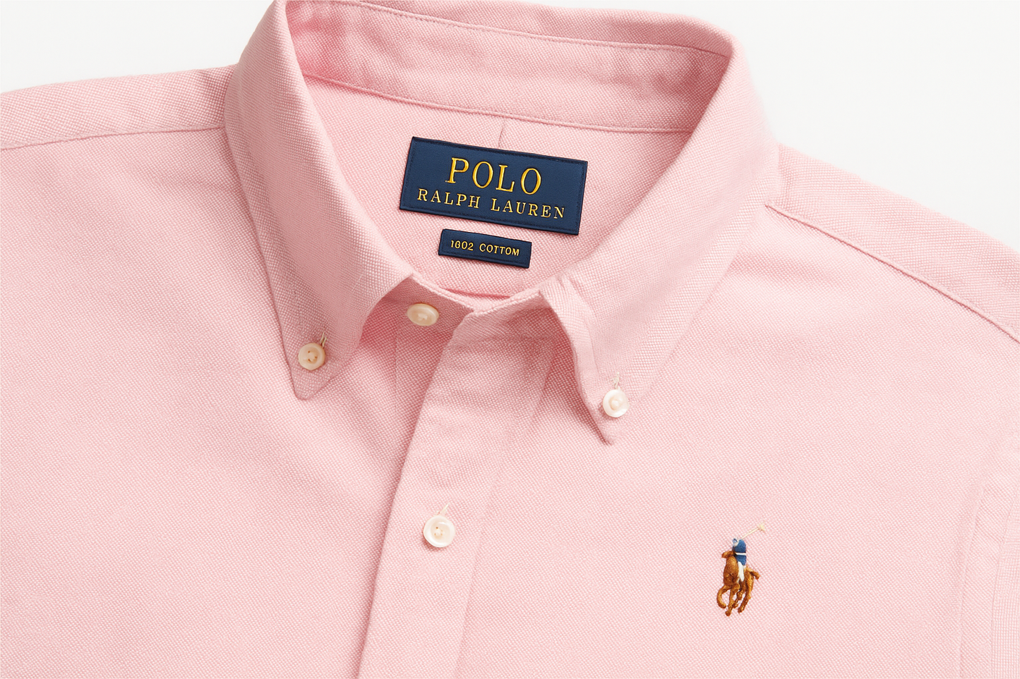 Detalle del cuello y logo bordado multicolor