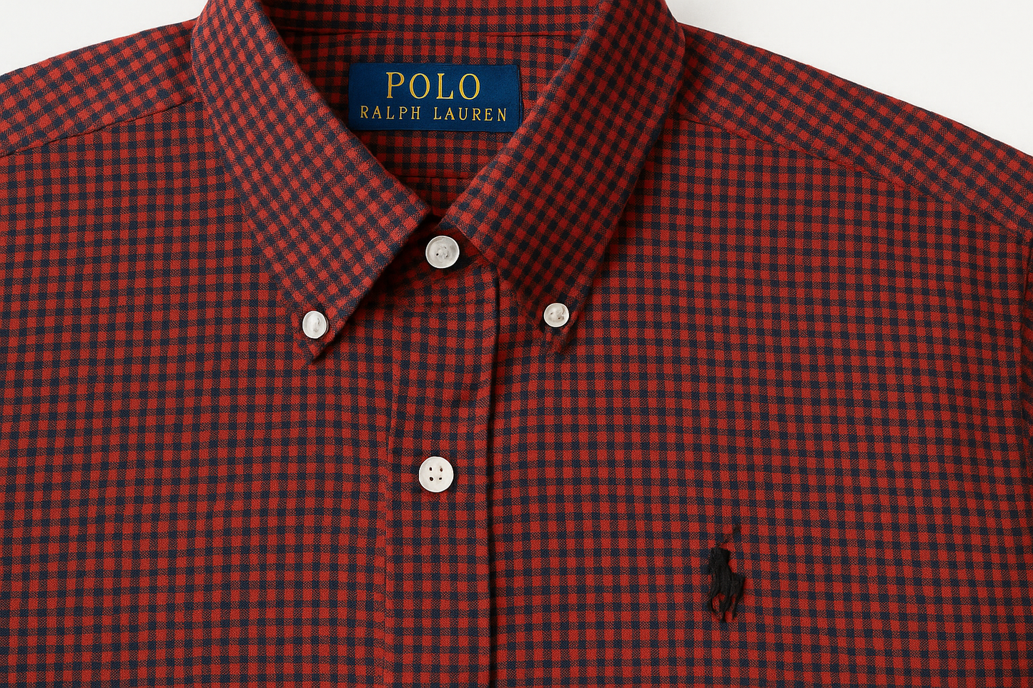 Detalle del cuello y logo bordado negro