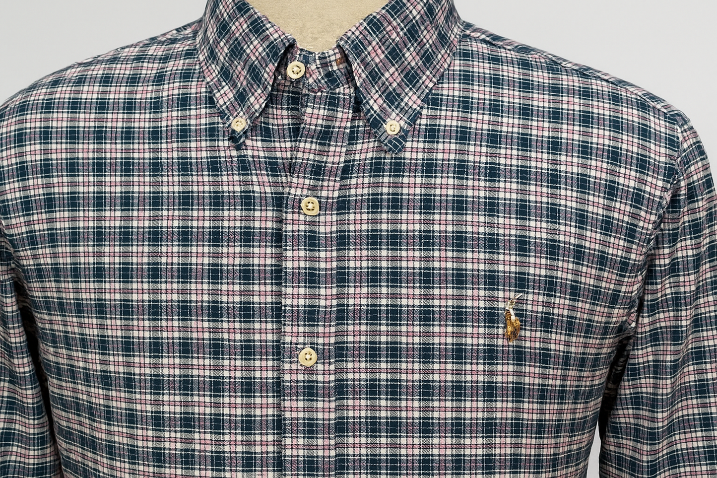 Detalle del cuello y logo dorado - Actualizada