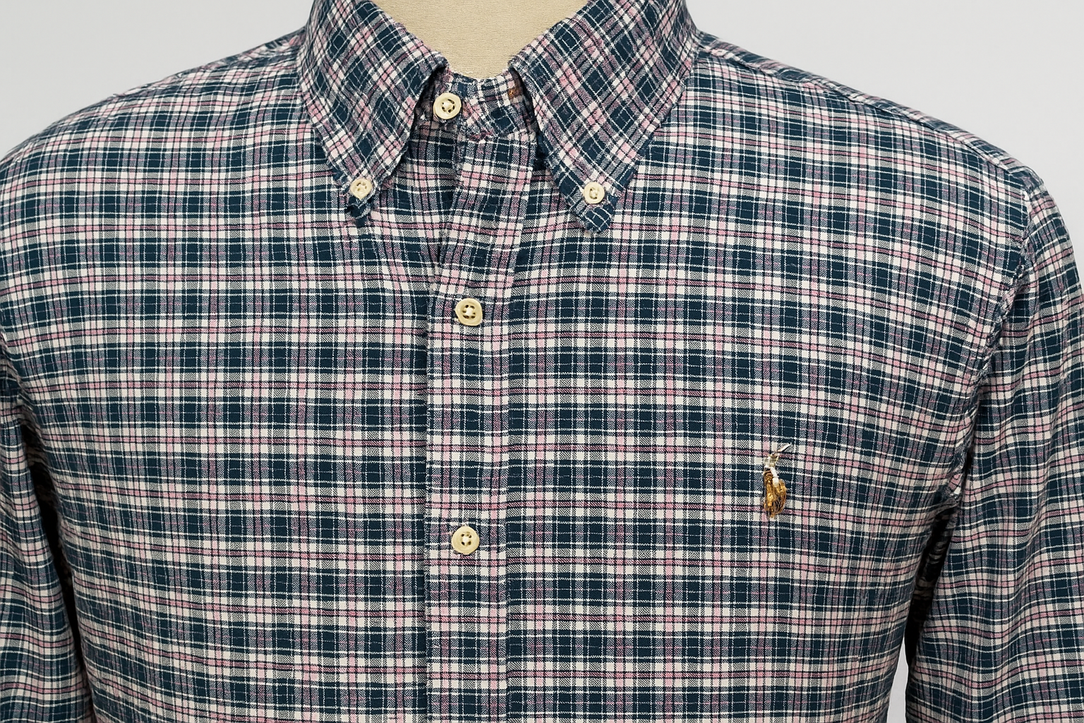 Detalle del cuello y logo dorado - Actualizada