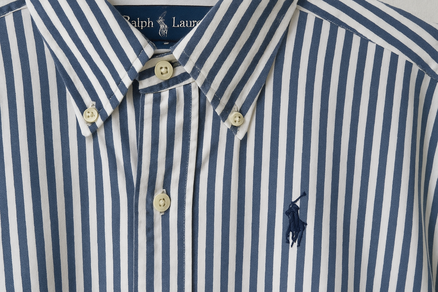 Detalle del cuello y logo navy