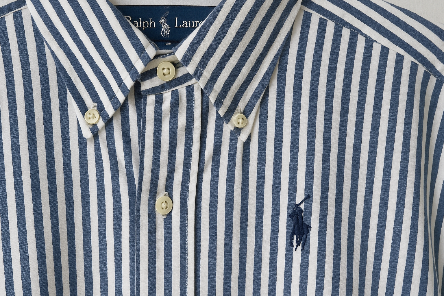 Detalle del cuello y logo navy