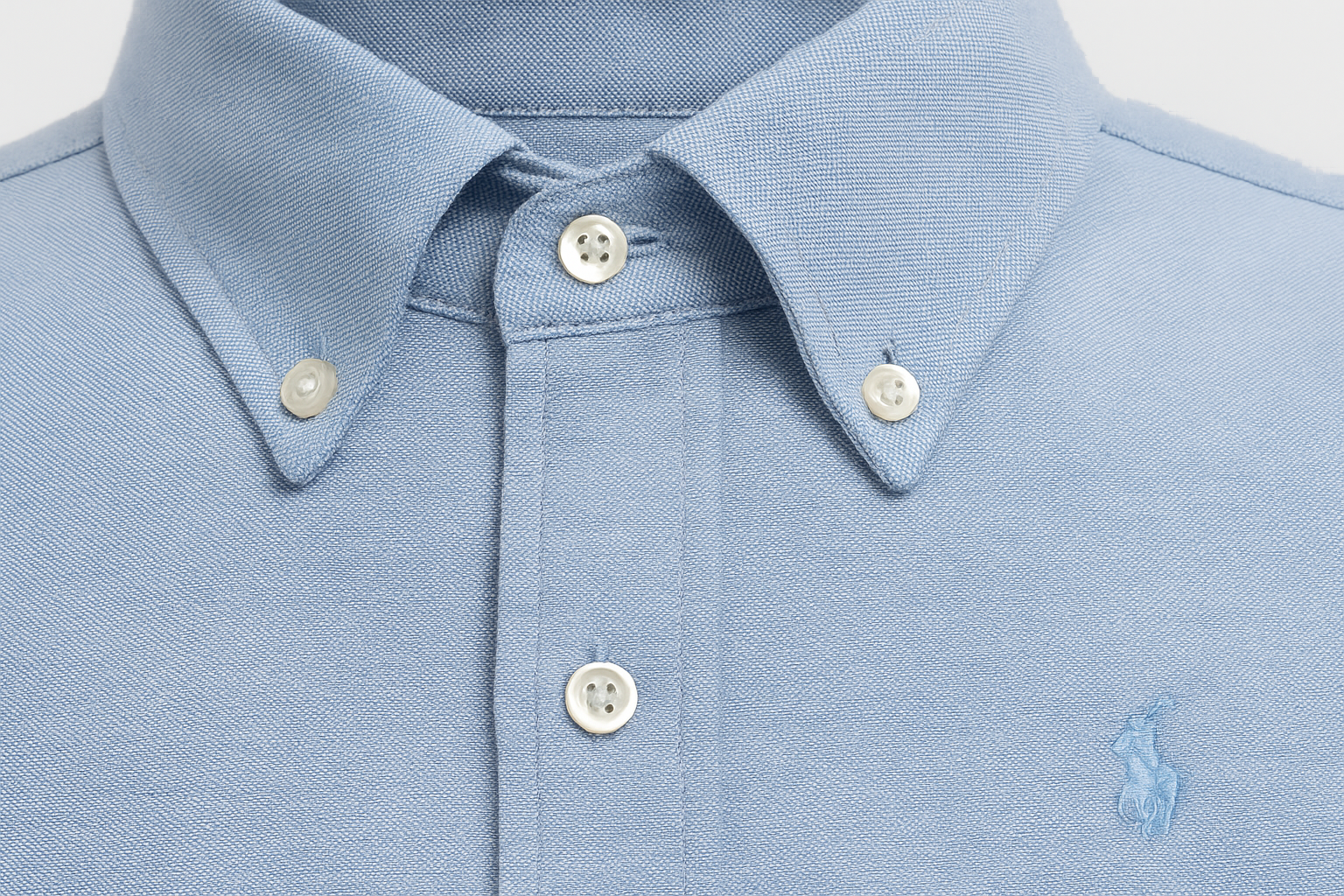 Detalle del cuello y logo