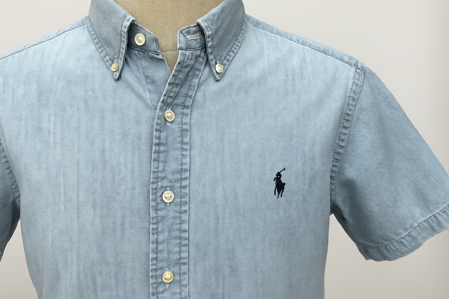 Detalle del cuello y logo