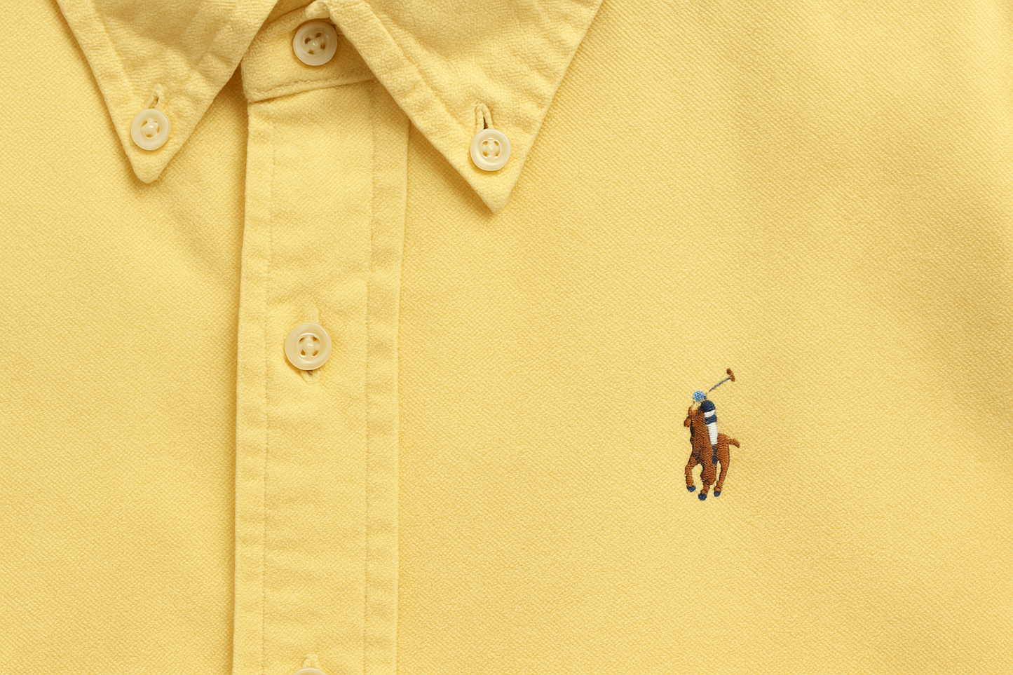 Detalle del cuello y logo