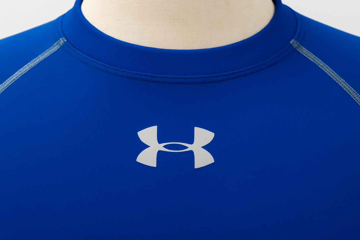 Detalle del cuello y logo