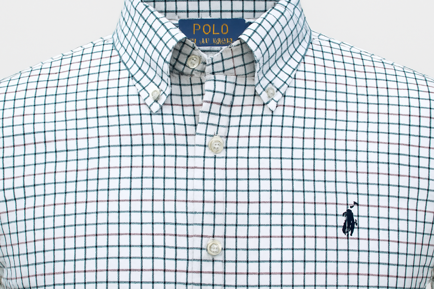 Detalle del cuello y logo